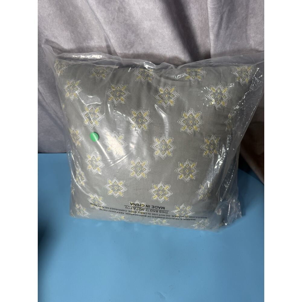 MADISON PARK 15 X15 DECORATIVE PLUSH PILLOW NEW no tags